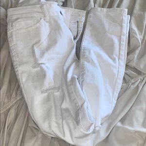 Skinny leg jean, made with rips